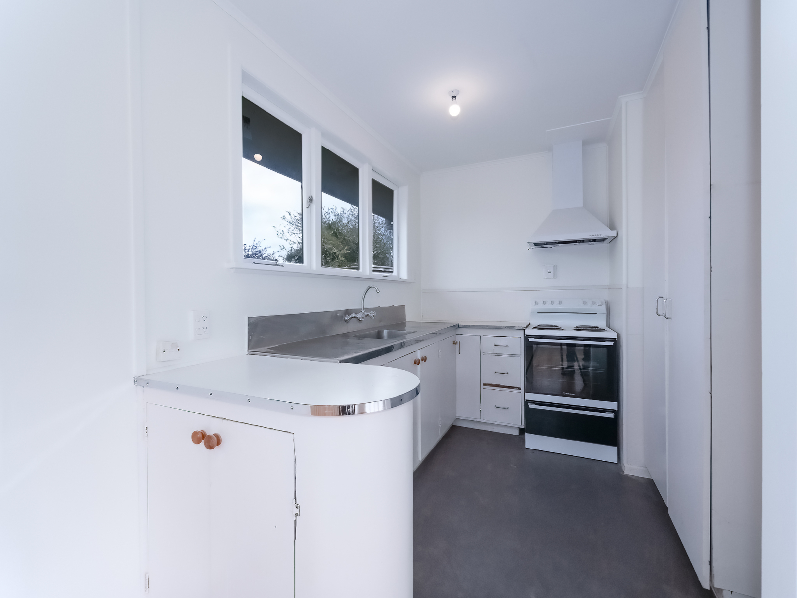 New Roof - Polished Floors - 1,002m² Freehold